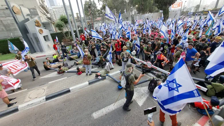 Протестующин у входа на базу "Кирия"