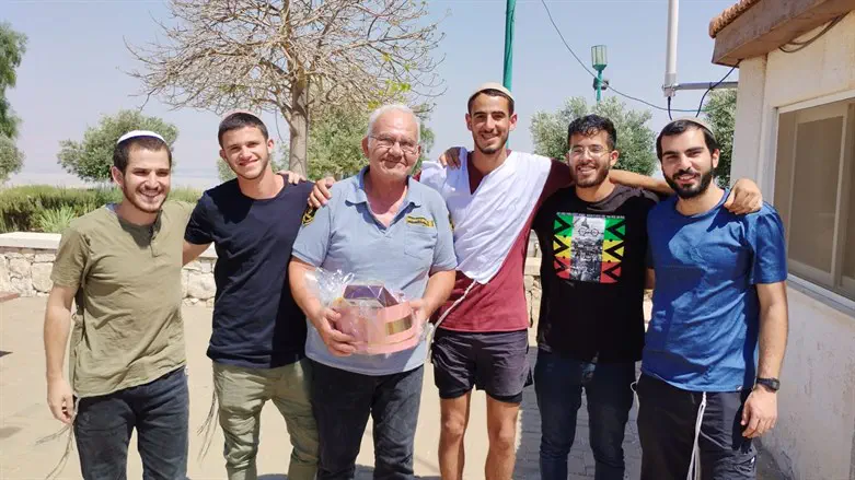 תלמידי מעלה אפרים עם נהג המשאית