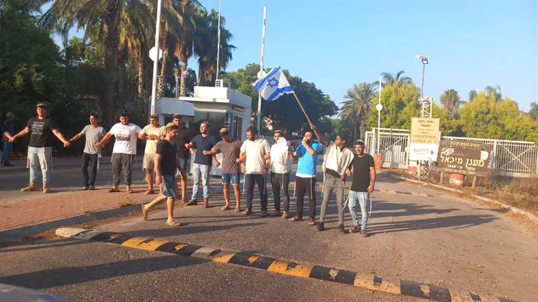 המחאה בכניסה לקיבוץ