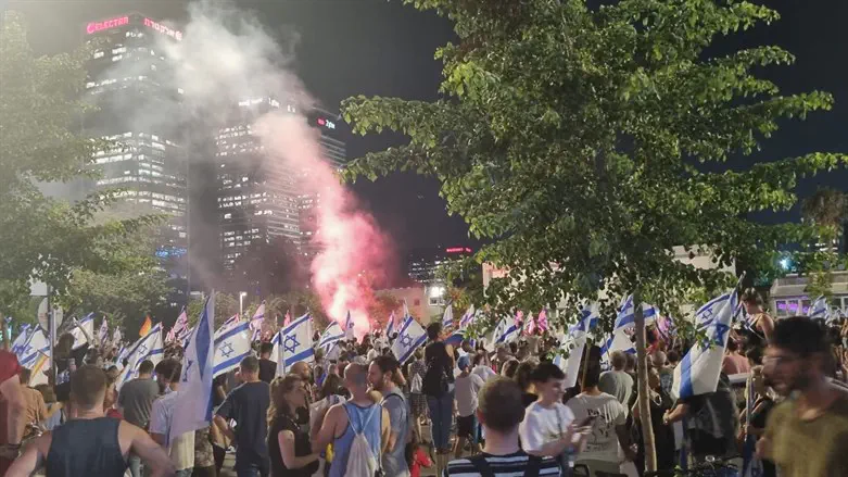 Массовая акция протеста против судебной реформы на перекрёстке Каплан