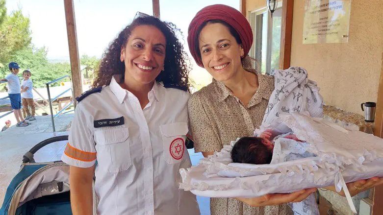 שפרה עם פרמדיקית מד"א בברית