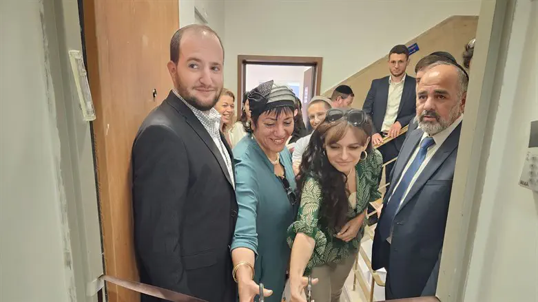 חנוכת המשרד
