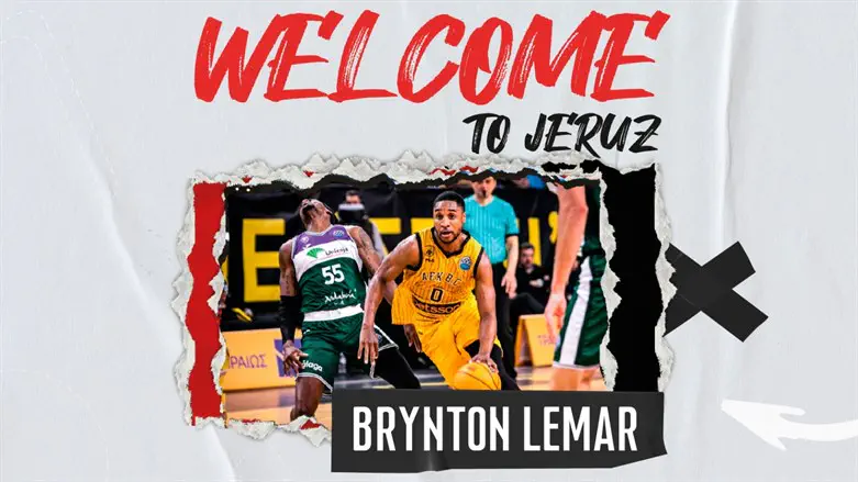 למאר במדי היוונים. מגיע לבירה