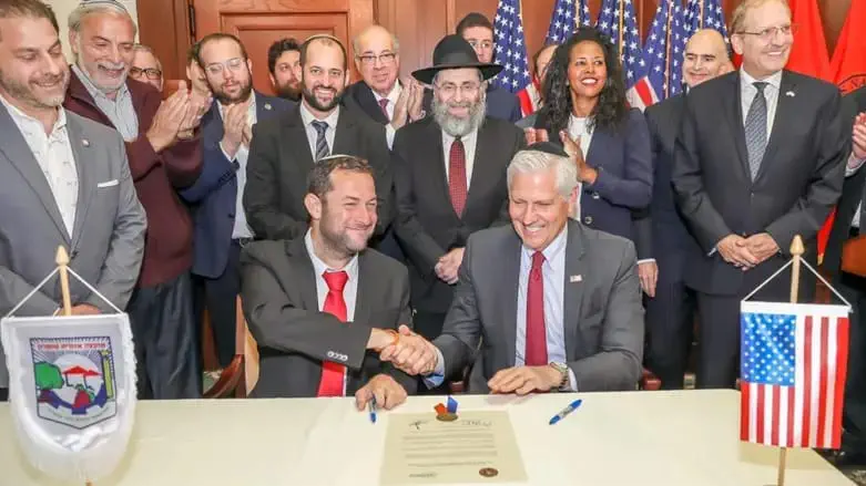 יוסי דגן בחתימת הסכם לשיתוף פעולה כלכלי בניו יורק