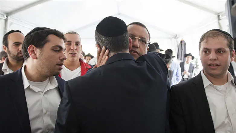רה"ע ירושלים משה ליאון עם פעילים חרדים במהלך קמפיין הבחירות