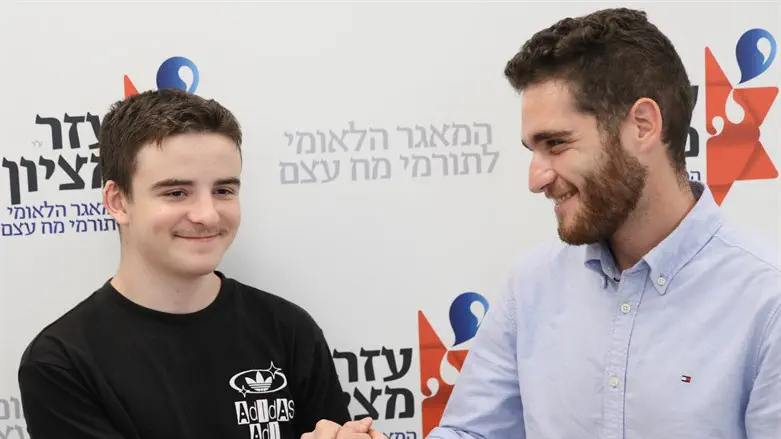 אדר גיציס והנער לו תרם מוח עצם