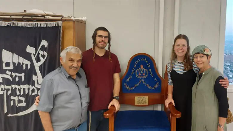 הכיסא חזר למקומו