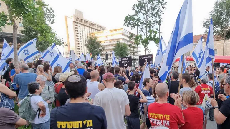 מפגינים בכיכר פריז בירושלים