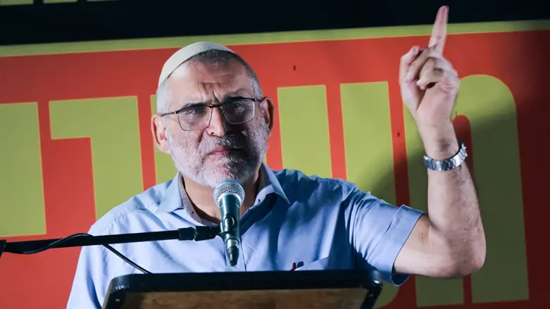 מיכאל בן ארי במהלך ההפגנה