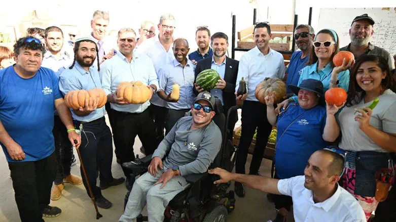 השר סמוטריץ' בכפר השיקומי