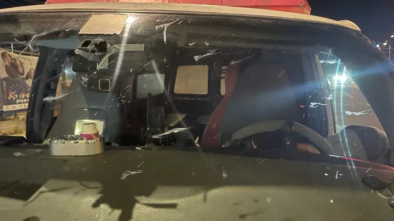 Машина скорой помощи, подвергшаяся нападению