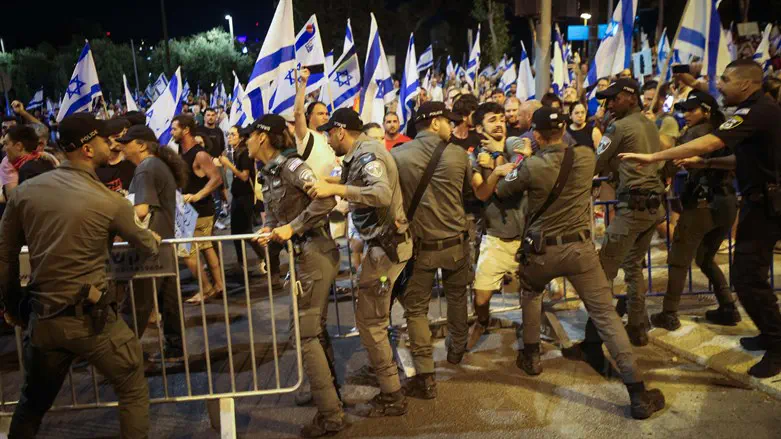 מפגינים מתעמתים עם שוטרים בירושלים