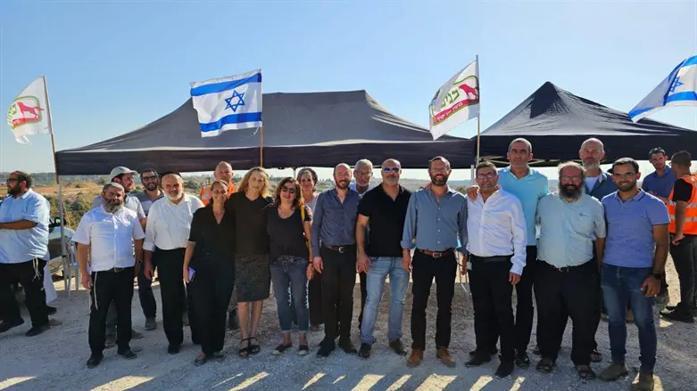 הפגישה בכביש 446