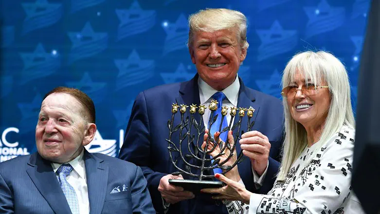 Miriam Adelson and Sheldon Adelson with Donald Trump in 2019
