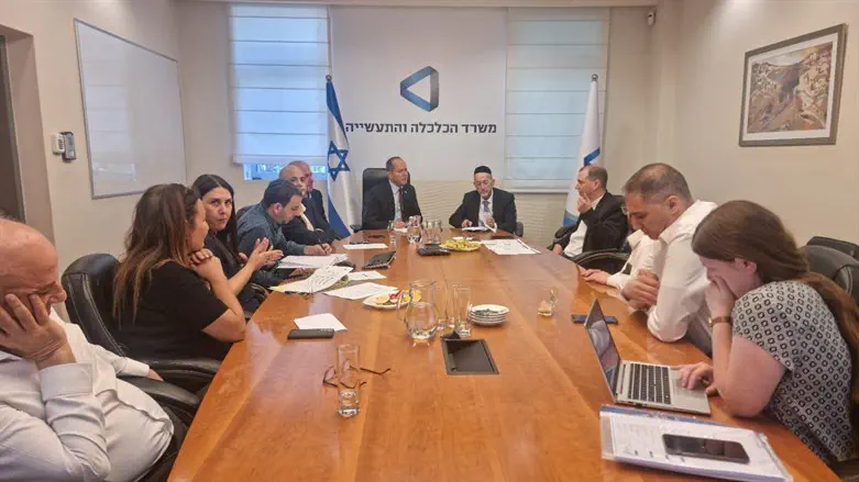 המפגש במשרד הכלכלה