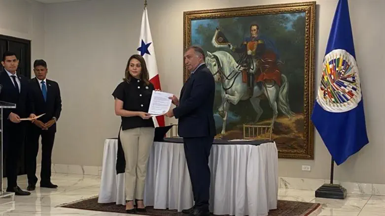Panama Foreign Min. Mencomo and OAS's Fernando Lottenberg