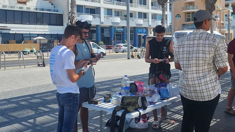 הדוכן שהקימו חבריו של אלישע אנטמן הי"ד