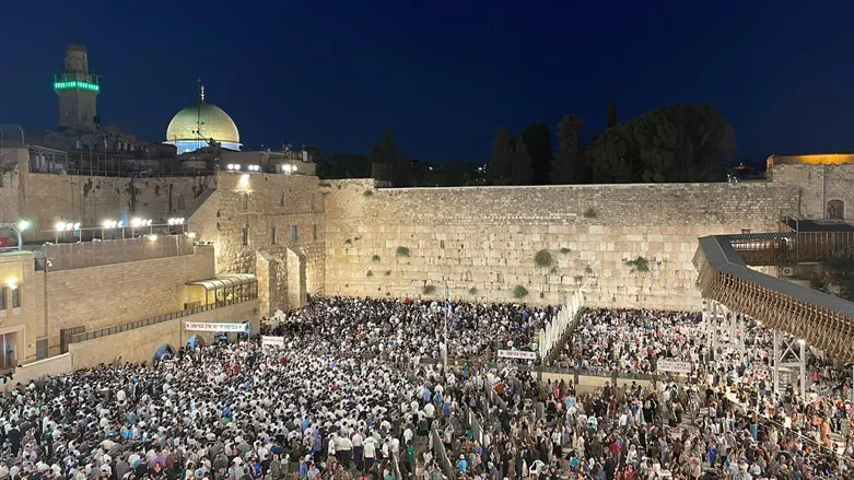 Евреи, молящиеся у Западной Стены в конце Тиша бе-Ав