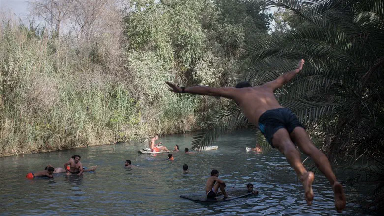 מבלים במעיין (אילוסטרציה)