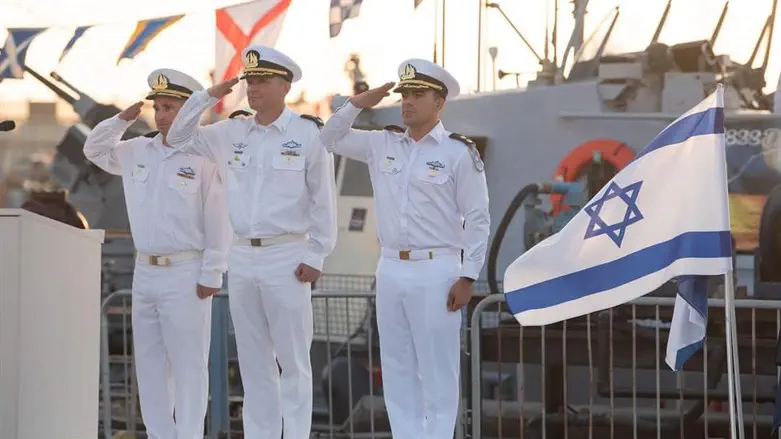 חזן (ראשון מימין) בטקס