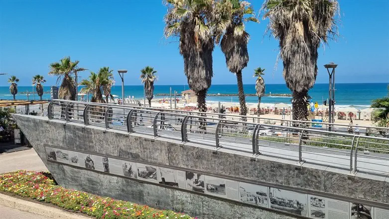 דגם אניית מעפילים בחוף תל אביב