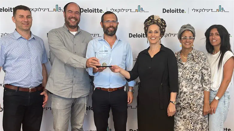 ראש מועצת בנימין ישראל גנץ, מנכ"ל המועצה אילן רום ואנשי האגף לאיכות השיר