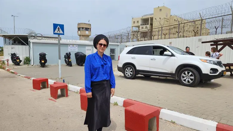 ח"כ סון הר-מלך מחוץ לכלא רימונים