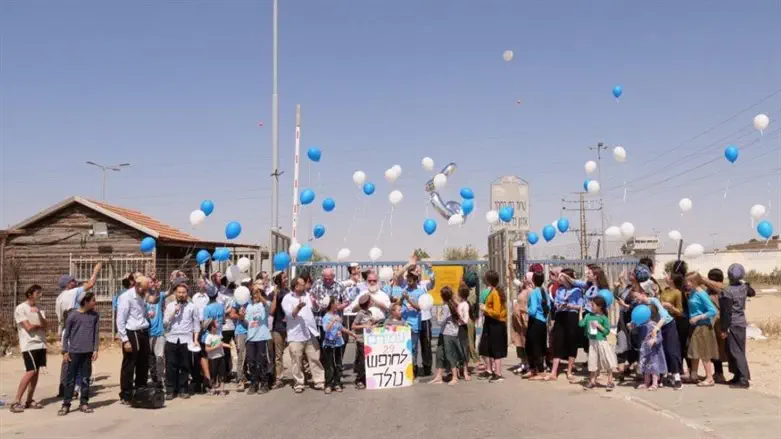 מפריחים בלונים לציון יום ההולדת של עמירם בן אוליאל