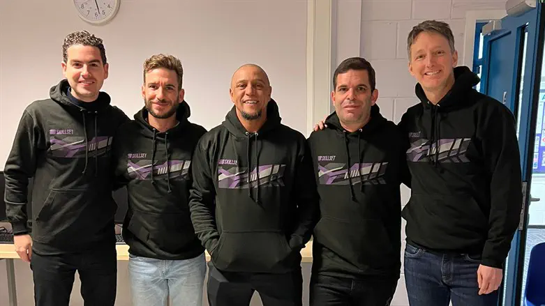 רוברטו קרלוס ילמד את בני הנוער כדורגל