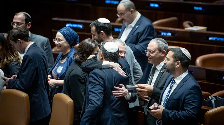 החברים בקואליציה חוגגים את העברת חוק צמצום עילת הסבירות בכנסת