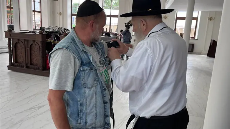 הפועל שהניח תפילין לראשונה בחייו