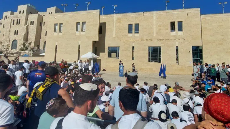 חניכי תנועת עזרא בכותל