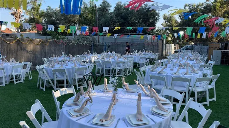 השכרת שולחנות וכסאות