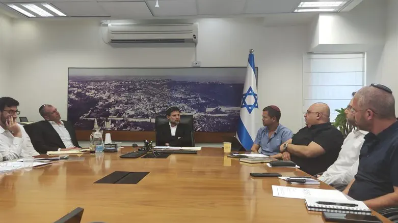 הצוות שכינס שר האוצר