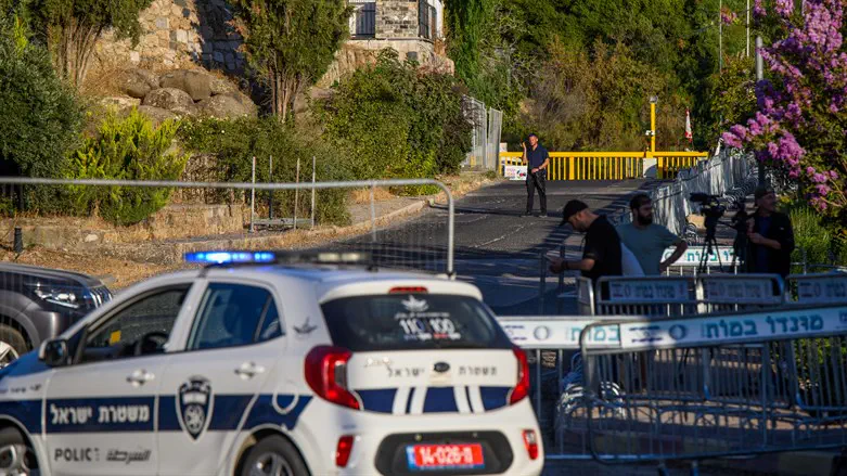 Police block entrance to Neve Ativ