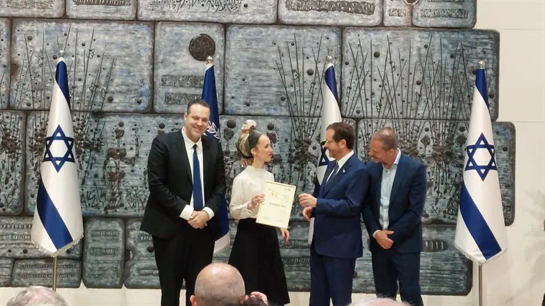 הנשיא מעניק את הפרס לרחלי מושקוביץ