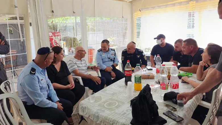 המפכ"ל מנחם את משפחתו של חן אמיר