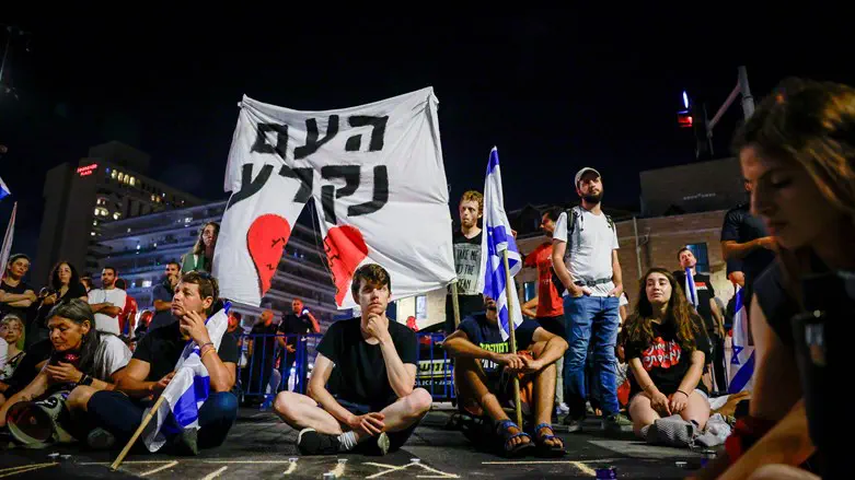 הפגנה מול בית הנשיא