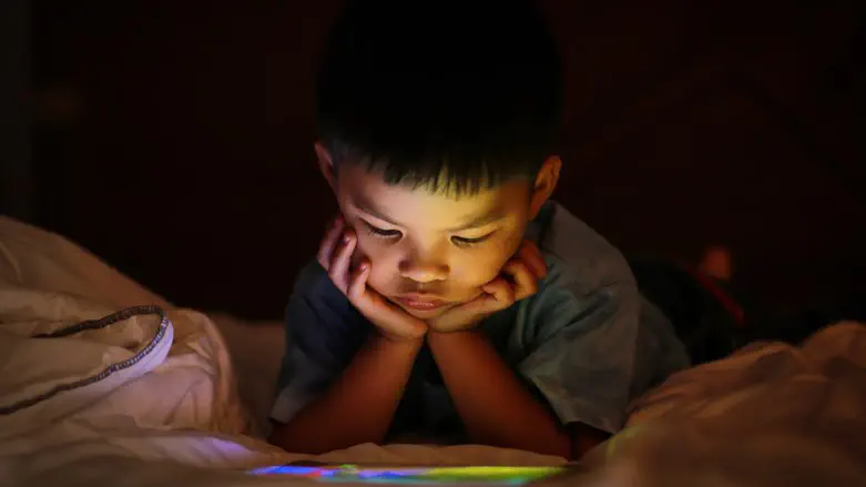 ילד מול מסך