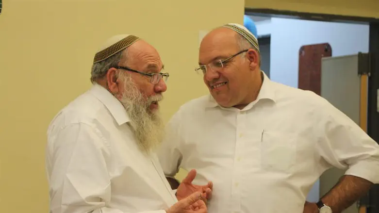 הרב מנחם קליין (מצד ימין) עם אביו הרב יעקב קליין