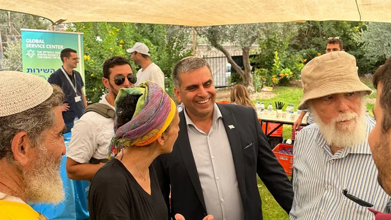 השר אופיר סופר ביריד