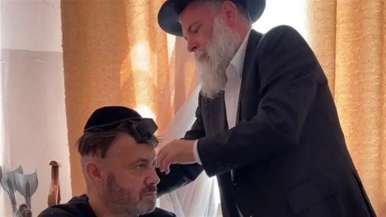 החייל מניח תפילין