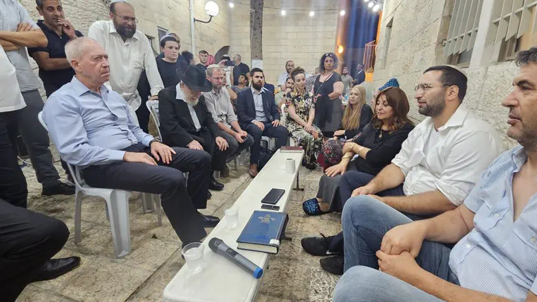 הרב דב ליאור ושר הביטחון גלנט בניחום האבלים