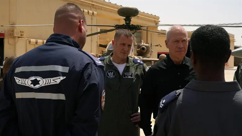 השר גלנט והאלוף בר בשיחה עם הטייסים