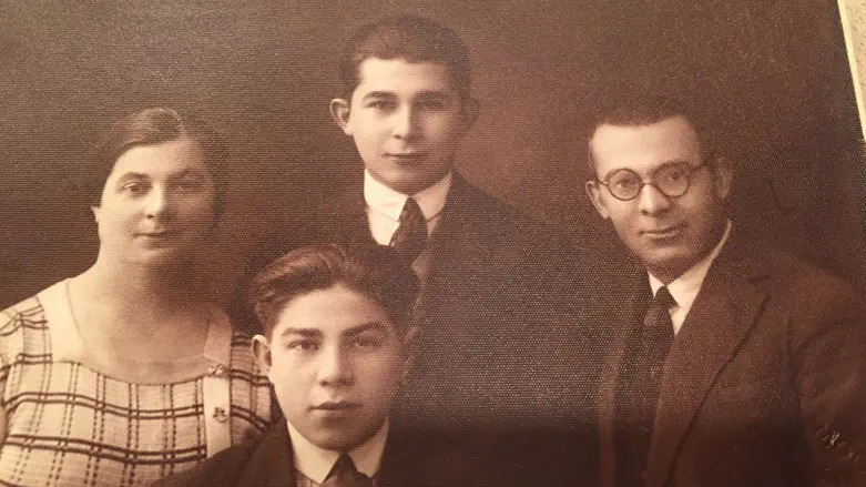 Reuben Efron, back center, with brother Irving Effron, below center & their mother & uncle