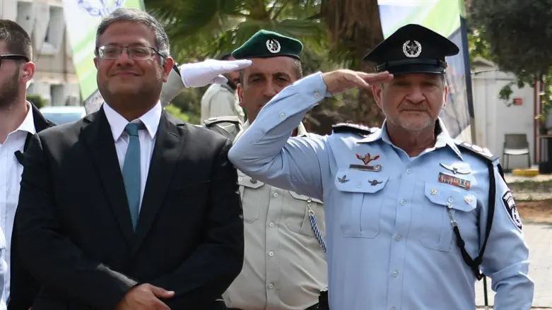 Полицейские приветствуют министра Бен-Гвира