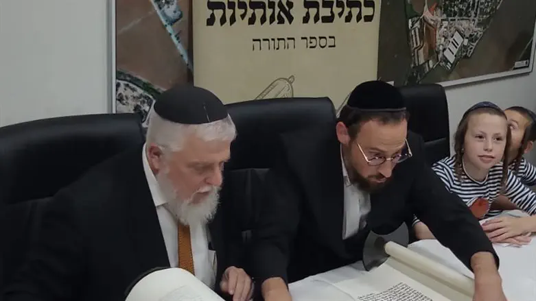 הרב יצחק יעקובוביץ במעמד כתיבת האותיות