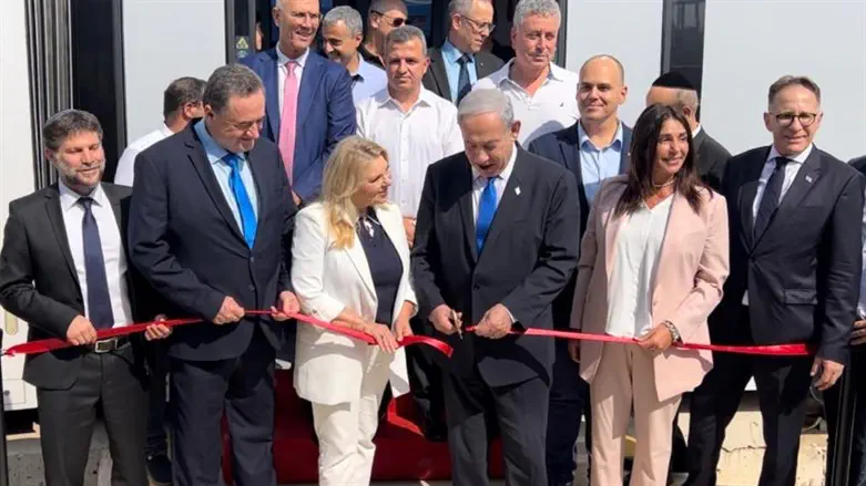 Prime Minister Netanyahu cuts the ribbon at the entrance to the light rail