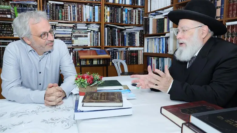 מנכל מפעל הפיס בביקור אצל ראש ועדת השיפוט הרב יעקב שפירא