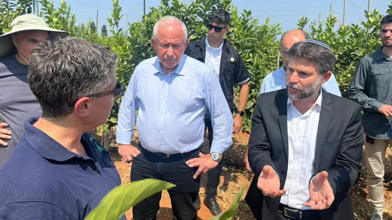 השרים סמוטריץ' ודיכטר במהלך הביקור